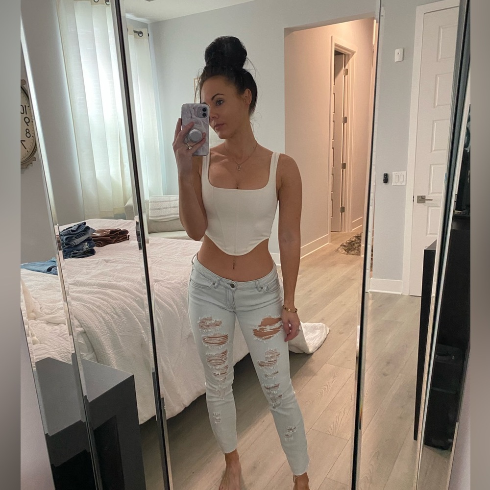 Low rise - Light washed distressed denim